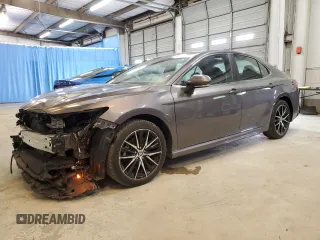 2022 Toyota Camry SE z VIN 4T1G11AK7NU708503, wystawiony jako Copart lot #58347975 z przebiegiem 52 194 mil mil oraz Czysty tytuł • Clean title. Historia ofert i sprzedaży dostępna na DreamBid. Obrazek 1.
