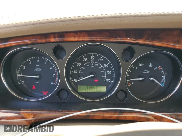 2005 Jaguar XJ Vanden Plas z VIN SAJWA82CX5SG35644, wystawiony jako Copart lot #49029245 z przebiegiem 88 771 mil mil oraz Szkoda całkowita • Salvage title. Historia ofert i sprzedaży dostępna na DreamBid. Obrazek 9.
