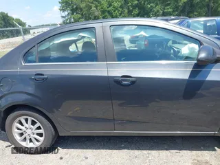 2017 Chevrolet Sonic LT z VIN 1G1JD5SB6H4154391, wystawiony jako IAAI lot #42581620 z przebiegiem 83 073 mil mil oraz . Historia ofert i sprzedaży dostępna na DreamBid. Obrazek 14.