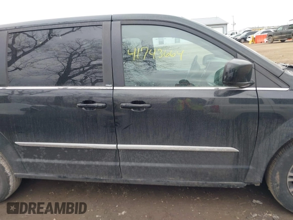 2014 Chrysler Town & Country S with VIN 2C4RC1HG2ER132454, listed as a IAAI auction lot 41743664 with 142,339 mi miles. Bid and sale history available at carsss.com. Image 13.