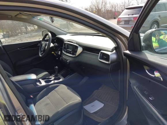 2017 Kia Sorento LX with VIN 5XYPG4A3XHG297598, listed as a IAAI auction lot 42029607 with 104,157 mi miles. Bid and sale history available at carsss.com. Image 5.