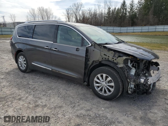 2018 Chrysler Pacifica Touring L z VIN 2C4RC1BG9JR143020, wystawiony jako Copart lot #49323205 z przebiegiem 126 389 mil mil oraz Szkody całkowita. Historia ofert i sprzedaży dostępna na DreamBid. Obrazek 4.