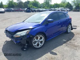 2014 Ford Focus ST z VIN 1FADP3L98EL154282, wystawiony jako IAAI lot #42290203 z przebiegiem 104 927 mil mil oraz . Historia ofert i sprzedaży dostępna na DreamBid. Obrazek 2.