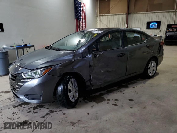 2024 Nissan Versa S z VIN 3N1CN8DVXRL896023, wystawiony jako Copart lot #58639315 z przebiegiem 27 985 mil mil oraz Czysty tytuł • Clean title. Historia ofert i sprzedaży dostępna na DreamBid. Obrazek 1.