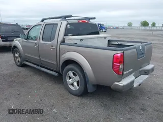 2008 Nissan Frontier SE z VIN 1N6AD07U78C403143, wystawiony jako IAAI lot #42211053 z przebiegiem 369 349 mil mil oraz . Historia ofert i sprzedaży dostępna na DreamBid. Obrazek 3.
