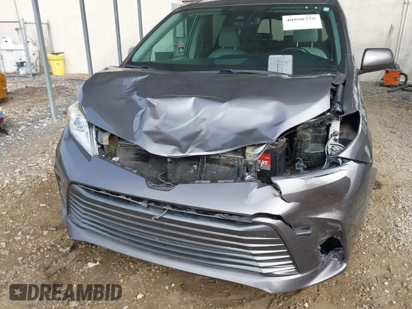 2018 Toyota Sienna XLE with VIN 5TDDZ3DC8JS207490, listed as a IAAI auction lot 40890775 with 97,260 mi miles. Bid and sale history available at carsss.com. Image 6.