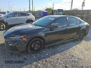 2025 Toyota Camry LE z VIN 4T1DAACK3SU064316, wystawiony jako Copart lot #54848845 z przebiegiem 19 650 mil mil oraz Czysty tytuł • Clean title. Historia ofert i sprzedaży dostępna na DreamBid. Obrazek 1.