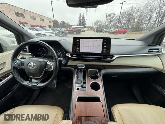 2021 Toyota Sienna XLE with VIN 5TDYRKECXMS068784, listed as a Copart auction lot 53571855 with 215,072 mi miles and Clean Title. Bid and sale history available at carsss.com. Image 9.