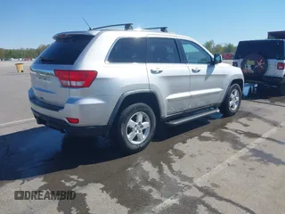 2011 Jeep Grand Cherokee Laredo z VIN 1J4RR4GGXBC571823, wystawiony jako IAAI lot #42093768 z przebiegiem 153 978 mil mil oraz . Historia ofert i sprzedaży dostępna na DreamBid. Obrazek 4.