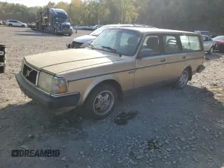 1990 Volvo 240 z VIN YV1AA8859L1850752, wystawiony jako Copart lot #75105154 z przebiegiem 200 907 mil mil oraz Tytuł czysty. Historia ofert i sprzedaży dostępna na DreamBid. Obrazek 1.