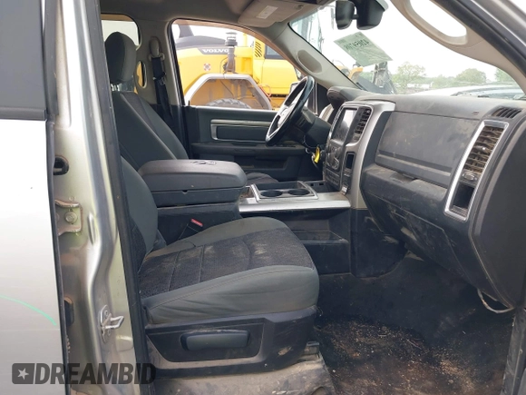 2015 Ram 1500 Big Horn z VIN 3C6RR7LT8FG711548, wystawiony jako IAAI lot #42059708 z przebiegiem 181 589 mil mil oraz . Historia ofert i sprzedaży dostępna na DreamBid. Obrazek 5.