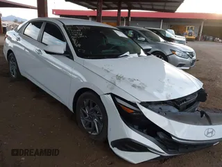 2024 Hyundai Elantra SEL z VIN KMHLM4DG4RU779100, wystawiony jako IAAI lot #42170148 z przebiegiem 12 053 mil mil oraz . Historia ofert i sprzedaży dostępna na DreamBid. Obrazek 1.