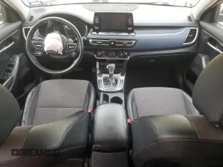 2021 Kia Seltos S z VIN KNDEU2AA8M7151033, wystawiony jako Copart lot #53719855 z przebiegiem 59 526 mil mil oraz Szkoda całkowita • Salvage title. Historia ofert i sprzedaży dostępna na DreamBid. Obrazek 8.
