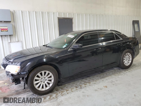 2013 Chrysler 300 z VIN 2C3CCAAG8DH727074, wystawiony jako Copart lot #55718345 z przebiegiem 92 228 mil mil oraz Szkoda całkowita • Salvage title. Historia ofert i sprzedaży dostępna na DreamBid. Obrazek 1.