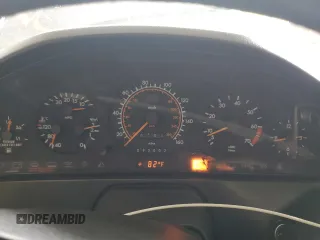 1992 Mercedes-Benz 500 z VIN WDBFA66E2NF038636, wystawiony jako Copart lot #55522605 z przebiegiem 92 002 mil mil oraz Szkody całkowita. Historia ofert i sprzedaży dostępna na DreamBid. Obrazek 9.