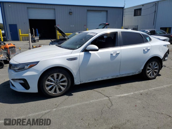 2020 Kia Optima LX z VIN 5XXGT4L30LG401747, wystawiony jako Copart lot #55524165 z przebiegiem 57 918 mil mil oraz Szkoda całkowita • Salvage title. Historia ofert i sprzedaży dostępna na DreamBid. Obrazek 1.
