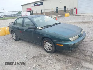 1996 Saturn SL z VIN 1G8ZK5272TZ364052, wystawiony jako IAAI lot #42264199 z przebiegiem 217 790 mil mil oraz . Historia ofert i sprzedaży dostępna na DreamBid. Obrazek 1.