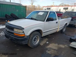 2000 Chevrolet S-10 with VIN 1GCCS144XYK151860, listed as a IAAI auction lot 41301337 with 221,237 mi miles. Bid and sale history available at carsss.com. Image 2.