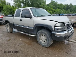 2004 GMC Sierra 1500 SLE with VIN 1GTEK19T44Z239667, listed as a Copart auction lot 61437835 with 203,264 mi miles and Clean title. Bid and sale history available at DreamBid. Image 4.