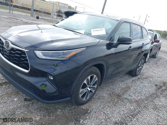 2021 Toyota Highlander XLE with VIN 5TDGZRAH3MS038077, listed as a IAAI auction lot 41886637 with 43,585 mi miles. Bid and sale history available at carsss.com. Image 2.