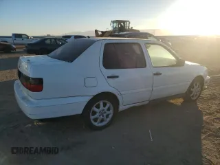1998 Volkswagen Jetta z VIN 3VWTD81H1WM121112, wystawiony jako Copart lot #81733184 z przebiegiem 239 535 mil mil oraz Czysty tytuł • Clean title. Historia ofert i sprzedaży dostępna na DreamBid. Obrazek 3.
