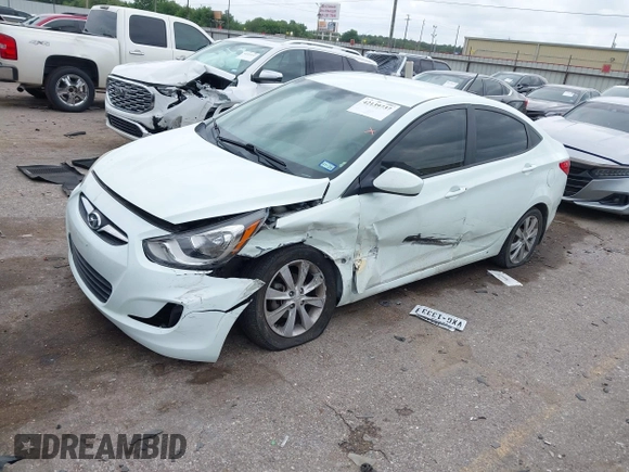 2013 Hyundai Accent GLS z VIN KMHCU4AE8DU275645, wystawiony jako IAAI lot #42139737 z przebiegiem 85 031 mil mil oraz . Historia ofert i sprzedaży dostępna na DreamBid. Obrazek 17.