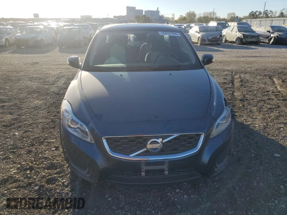 2011 Volvo C30 z VIN YV1672MK2B2238303, wystawiony jako Copart lot #76824794 z przebiegiem 63 574 mil mil oraz Czysty tytuł • Clean title. Historia ofert i sprzedaży dostępna na DreamBid. Obrazek 5.