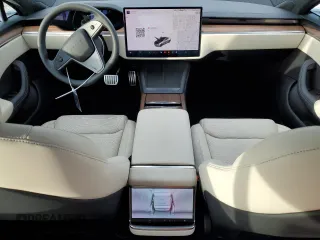 2024 Tesla Model S z VIN 5YJSA1E56RF543139, wystawiony jako Copart lot #86568584 z przebiegiem 1 212 mil mil oraz Szkoda całkowita • Salvage title. Historia ofert i sprzedaży dostępna na DreamBid. Obrazek 8.