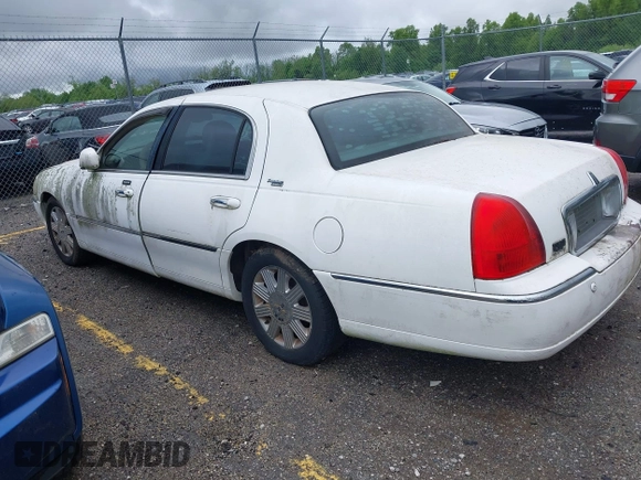 2005 Lincoln Town Car Signature Limited z VIN 1LNHM82W75Y629962, wystawiony jako IAAI lot #42155632 z przebiegiem 216 600 mil mil oraz . Historia ofert i sprzedaży dostępna na DreamBid. Obrazek 3.
