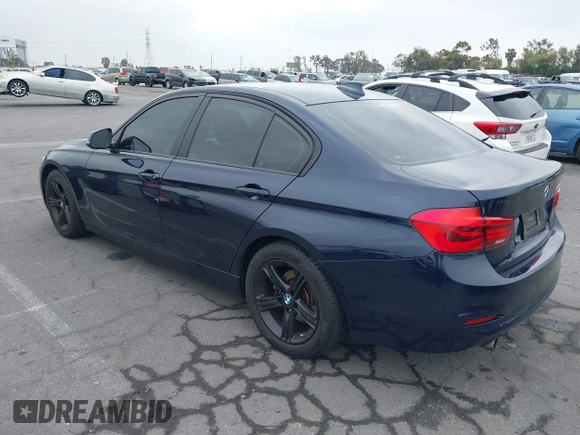 2017 BMW 3 Series 320i z VIN WBA8E1G50HNU13320, wystawiony jako IAAI lot #42327306 z przebiegiem 99 127 mil mil oraz . Historia ofert i sprzedaży dostępna na DreamBid. Obrazek 3.