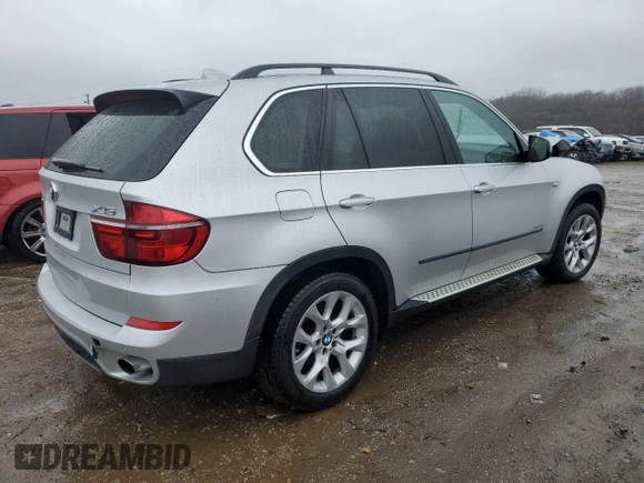 2013 BMW X5 xDrive35i z VIN 5UXZV4C54D0E10167, wystawiony jako Copart lot #86497414 z przebiegiem 95 519 mil mil oraz Szkody całkowita. Historia ofert i sprzedaży dostępna na DreamBid. Obrazek 3.