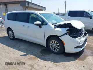 2017 Chrysler Pacifica Touring z VIN 2C4RC1DG4HR533711, wystawiony jako IAAI lot #42434805 z przebiegiem 141 859 mil mil oraz . Historia ofert i sprzedaży dostępna na DreamBid. Obrazek 1.