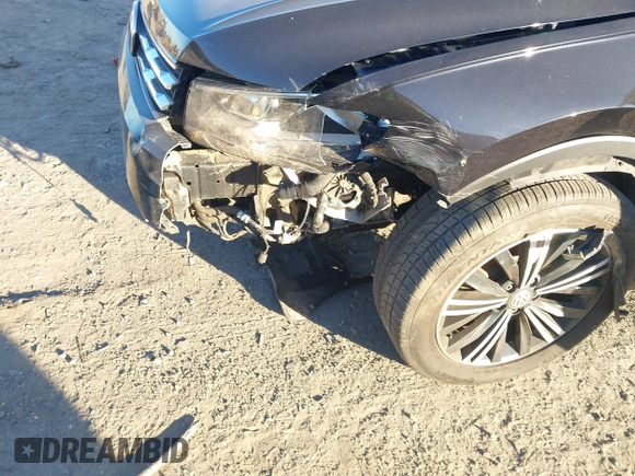 2018 Volkswagen Tiguan SEL with VIN 3VV3B7AX7JM117053, listed as a IAAI auction lot 40827695 with 71,489 mi miles and . Bid and sale history available at DreamBid. Image 6.