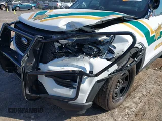 2022 Ford Police Interceptor Utility z VIN 1FM5K8AB2NGA02664, wystawiony jako IAAI lot #40499840 z przebiegiem 7 067 mil mil oraz . Historia ofert i sprzedaży dostępna na DreamBid. Obrazek 6.