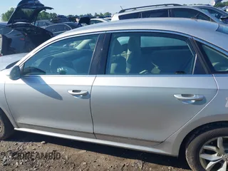 2017 Volkswagen Passat S z VIN 1VWAT7A30HC009964, wystawiony jako IAAI lot #42181146 z przebiegiem 118 855 mil mil oraz . Historia ofert i sprzedaży dostępna na DreamBid. Obrazek 15.