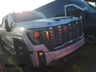 2024 GMC Sierra 3500HD Denali z VIN 1GT49WEY9RF106062, wystawiony jako Copart lot #74111274 z przebiegiem Nie podano mil oraz Nie do naprawy • Non repairable. Historia ofert i sprzedaży dostępna na DreamBid. Obrazek 4.