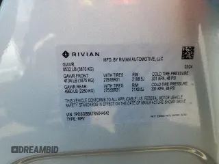 2024 Rivian R1S Adventure z VIN 7PDSGBBA7RN044642, wystawiony jako Copart lot #62567904 z przebiegiem 1888 mil mil oraz Szkody całkowita. Historia ofert i sprzedaży dostępna na DreamBid. Obrazek 14.
