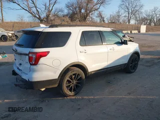 2017 Ford Explorer XLT z VIN 1FM5K8D84HGD21052, wystawiony jako IAAI lot #40819366 z przebiegiem 131 481 mil mil oraz . Historia ofert i sprzedaży dostępna na DreamBid. Obrazek 4.