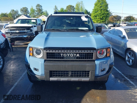 2024 Toyota Land Cruiser z VIN JTEABFAJ7RK003144, wystawiony jako IAAI lot #42040885 z przebiegiem 4 749 mil mil oraz . Historia ofert i sprzedaży dostępna na DreamBid. Obrazek 12.