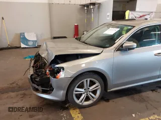 2014 Volkswagen Passat SE z VIN 1VWBN7A36EC064753, wystawiony jako IAAI lot #41221736 z przebiegiem 106 105 mil mil oraz . Historia ofert i sprzedaży dostępna na DreamBid. Obrazek 6.
