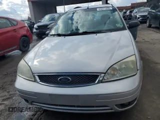 2005 Ford Focus SE z VIN 1FAHP36N95W317739, wystawiony jako Copart lot #45311395 z przebiegiem 192 354 mil mil oraz Szkody całkowita. Historia ofert i sprzedaży dostępna na DreamBid. Obrazek 5.