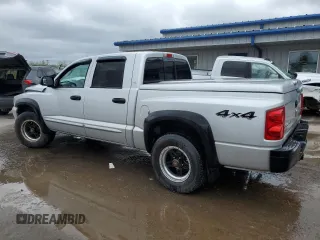 2005 Dodge Dakota Laramie z VIN 1D7HW58N95S200293, wystawiony jako Copart lot #56053075 z przebiegiem 104 769 mil mil oraz Szkody całkowita. Historia ofert i sprzedaży dostępna na DreamBid. Obrazek 2.