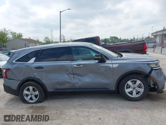 2022 Kia Sorento LX z VIN 5XYRG4LCXNG107106, wystawiony jako IAAI lot #42279041 z przebiegiem 83 189 mil mil oraz . Historia ofert i sprzedaży dostępna na DreamBid. Obrazek 13.