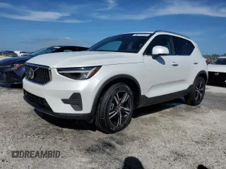 2025 Volvo XC40 Core Bright Theme z VIN YV4L12UJ0S2472907, wystawiony jako Copart lot #77063544 z przebiegiem Nie podano mil oraz Szkoda całkowita • Salvage title. Historia ofert i sprzedaży dostępna na DreamBid. Obrazek 1.