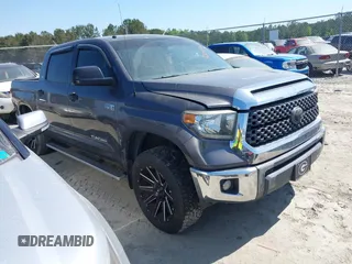 2018 Toyota Tundra SR5 z VIN 5TFDW5F15JX768515, wystawiony jako IAAI lot #42053002 z przebiegiem 101 932 mil mil oraz . Historia ofert i sprzedaży dostępna na DreamBid. Obrazek 1.