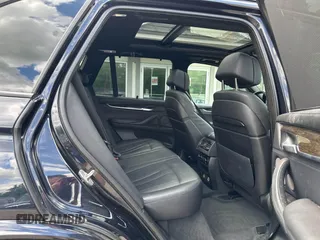 2015 BMW X5 xDrive50i z VIN 5UXKR6C56F0J75840, wystawiony jako IAAI lot #42409738 z przebiegiem 178 875 mil mil oraz . Historia ofert i sprzedaży dostępna na DreamBid. Obrazek 8.