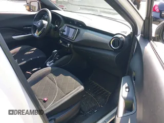 2018 Nissan Kicks SV z VIN 3N1CP5CU3JL519149, wystawiony jako IAAI lot #42459395 z przebiegiem 71 768 mil mil oraz . Historia ofert i sprzedaży dostępna na DreamBid. Obrazek 5.