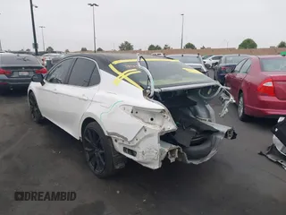 2018 Toyota Camry LE z VIN 4T1B11HK7JU111555, wystawiony jako IAAI lot #42421362 z przebiegiem 102 404 mil mil oraz . Historia ofert i sprzedaży dostępna na DreamBid. Obrazek 15.