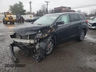 2018 Toyota Highlander SE z VIN 5TDJZRFH0JS823537, wystawiony jako Copart lot #51302775 z przebiegiem Nie podano mil oraz Nie do naprawy • Non repairable. Historia ofert i sprzedaży dostępna na DreamBid. Obrazek 1.