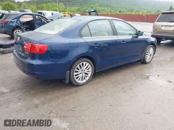 2011 Volkswagen Jetta SEL z VIN 3VWLZ7AJ2BM102447, wystawiony jako IAAI lot #42312584 z przebiegiem 103 392 mil mil oraz . Historia ofert i sprzedaży dostępna na DreamBid. Obrazek 4.